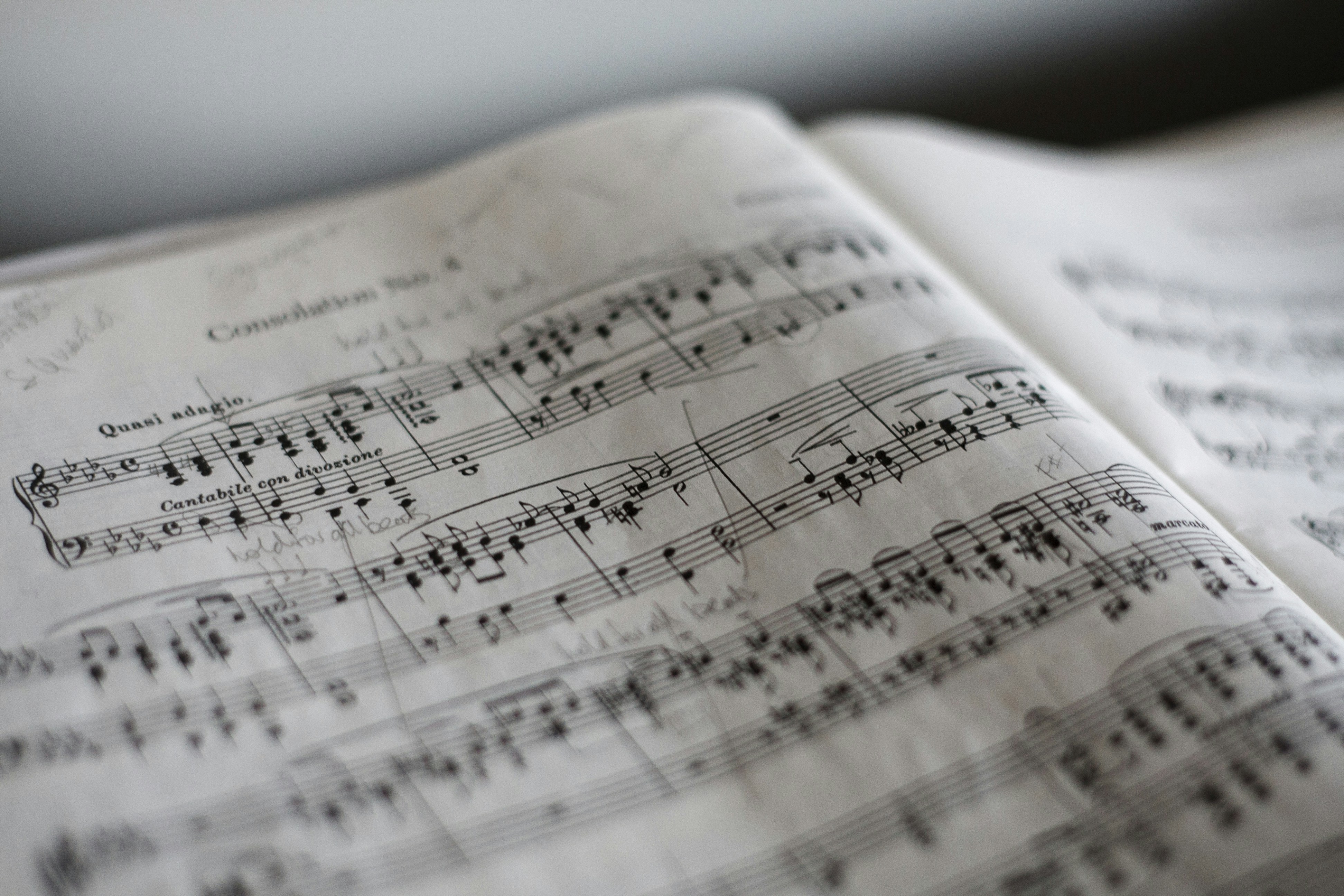 tilt-selective-photograph-of-music-notes.jpg